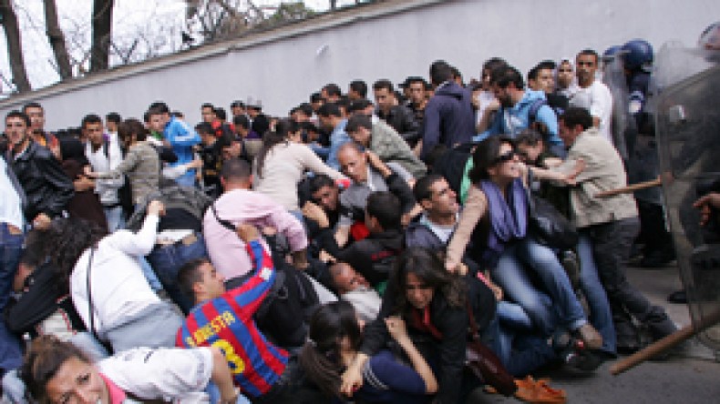 آلاف الطلبة ينظمون مسيرة من البريد المركزي إلى قصر الرئاسة( فيديو )