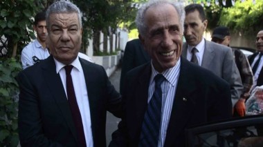 ألقوا بالمبادرات السياسية إلى الشارع.. لا يحتضنها الشعب !