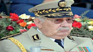 Le général de corps d’armée Gaïd Salah reçoit le général-major émirati Khalifa Mohamed Al-Romaithi