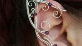 أقراط على شاكلة قرني الشيطان تكتسح الأسواق الجزائرية