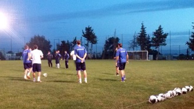 كرم الجزائريين أنسى البوسنيين رداءة ميدان التدريب!