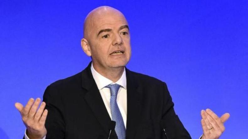 رئيس الفيفا: رائحة الموت في كل مكان وتتحدّثون عن تاريخ العودة؟!