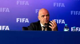 رئيس الفيفا يدعو إلى عدم تهويل الأمور بِسبب فيروس “كورونا”