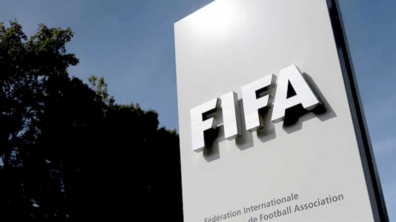 “الفيفا” تجمد نشاط الاتحاد المالي وتمنع أنديته من المشاركة قاريا