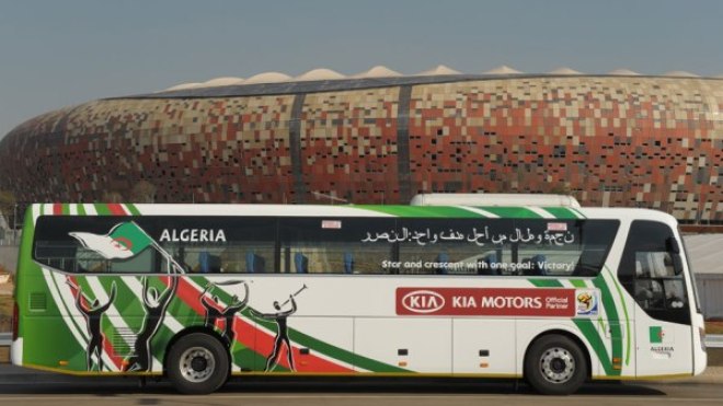 الفيفا تكشف عن شعار حافلة “الخضر” وتسيئ إلى اللغة العربية!؟