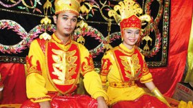 مقاطعة اندونيسية تقرر تزويج كل رجل وامرأة التقيا بعد التاسعة ليلا!