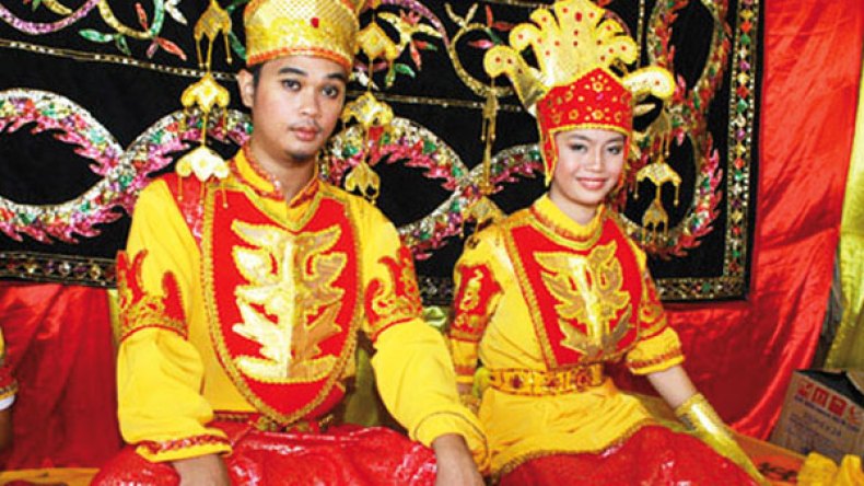 مقاطعة اندونيسية تقرر تزويج كل رجل وامرأة التقيا بعد التاسعة ليلا!