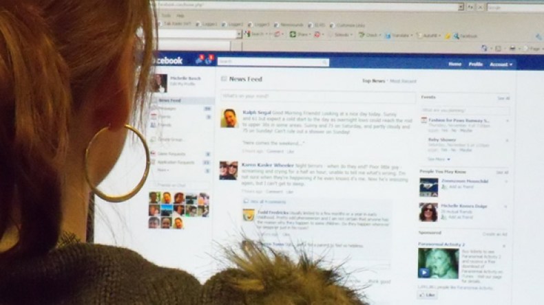 شاب يستولي على سيارة فتاة بعد أن وعدها بالزواج