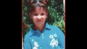 امرأة مجهولة حولتها من مدرستها.. ووالدتها تفطر في الشارع بحثا عنها