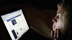 مراهقات يبحثن عن نصفهن الثاني في مواقع التواصل