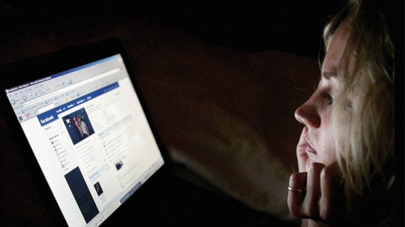 مراهقات يبحثن عن نصفهن الثاني في مواقع التواصل