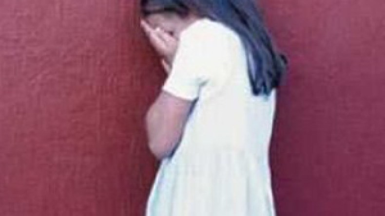 وحش آدمي يغتصب طفلة معوّقة وطالب جامعي يقتل والده بالشاقور