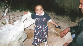 طفلة تعيش في أحضان كلبة وجراها قرابة يومين