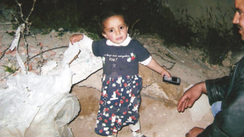 طفلة تعيش في أحضان كلبة وجراها قرابة يومين