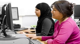 فتيات الجزائر..من الأشغال اليدوية إلى الشبكة العنكبوتية