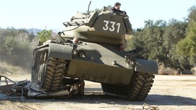 يدهس سيارة من أجل الإعلان عن فيلمه الجديد