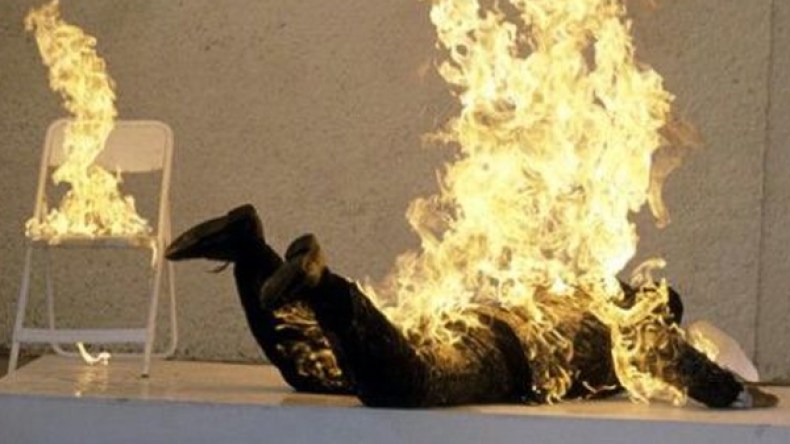 شاب يضرم النار في جسده أمام مقر للشرطة في ميلة