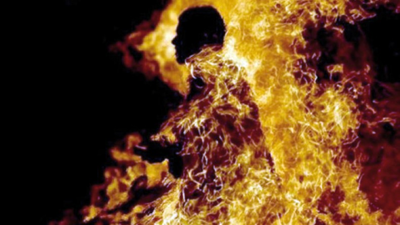 يحرقون جسدها حتى الموت!