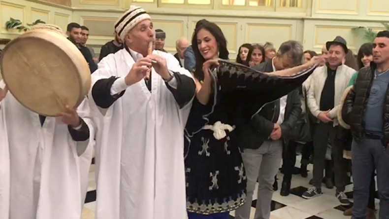 حفل فني ساهر للرد على الجرائم ضد الجالية الجزائرية بفرنسا