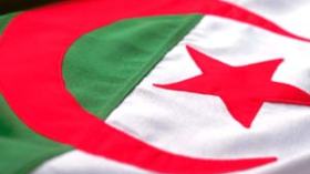 ثلاثة ضباط فرنسيين يدوسون العلم الجزائري بأقدامهم