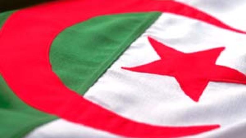 ثلاثة ضباط فرنسيين يدوسون العلم الجزائري بأقدامهم