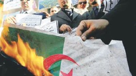 Des juristes égyptiens brûlent le drapeau algérien !