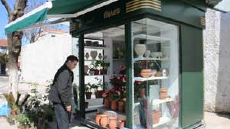 المحلات الزجاجية الجديدة تثير استياء بائعي الورود بالعاصمة