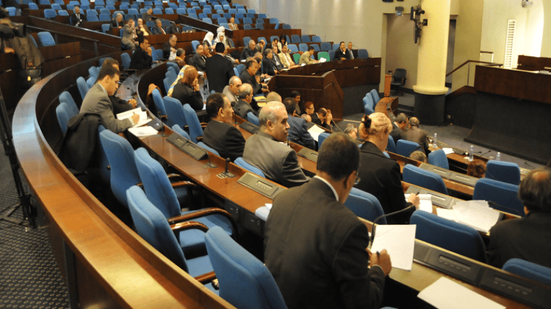 نواب الأفلان يعلقون نشاطهم بالبرلمان