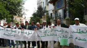مناضلون في الأفلان يتجمهرون أمام المقر المركزي بالعاصمة