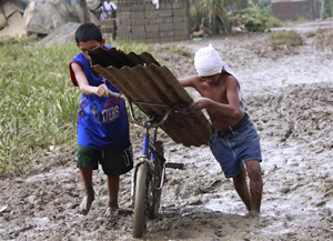 Inondations aux Philippines. Au moins 240 morts et 375.000 sans-abri