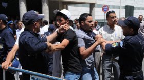 تواتي يرشق بالبيض و يمنع من عقد مؤتمره