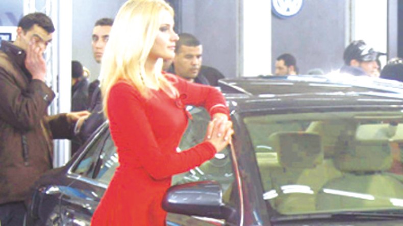 وراء كل سيارة “فاخرة” امرأة فاتنة