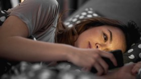 بنات يدمن على الأفلام الإباحية على الموبايلات