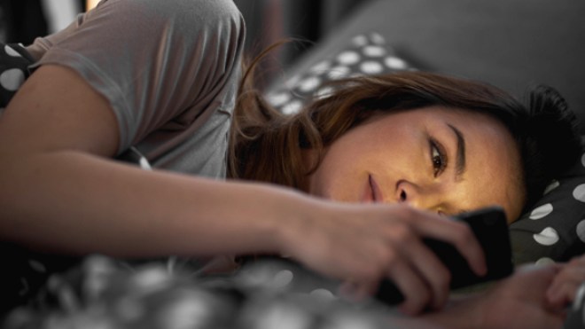 بنات يدمن على الأفلام الإباحية على الموبايلات