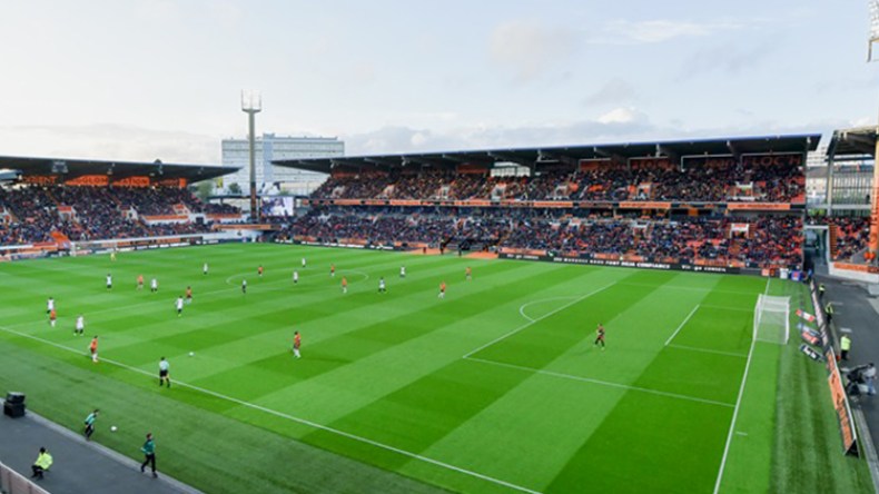 مطالبة الحكومة الفرنسية بِدراسة خطر البساط الإصطناعي للملاعب