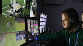 “تقنية الفيديو” فرحة مؤجلة.. فقدان اللعبة لنكهتها و”تضعيف” لشخصية الحكم