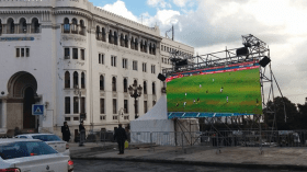 “اليتيمة” تجبر الجزائريين على متابعة مباريات الخضر تحت الأمطار