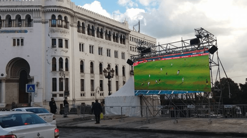 “اليتيمة” تجبر الجزائريين على متابعة مباريات الخضر تحت الأمطار