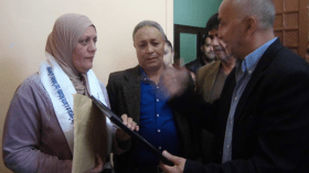 عائلة المناصر عبد الرؤوف تنتظر التكفل بابنها المصاب