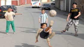 إقبال على مدارس الكرة للصغار ونداءات لانتشال الأطفال من الشارع