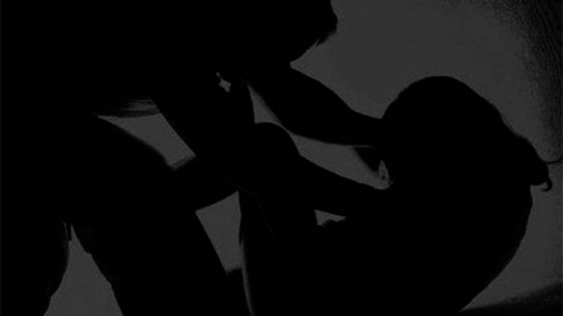 موظف يحاول اختطاف تلميذة وسيّدة ويهدد بقتلهما!