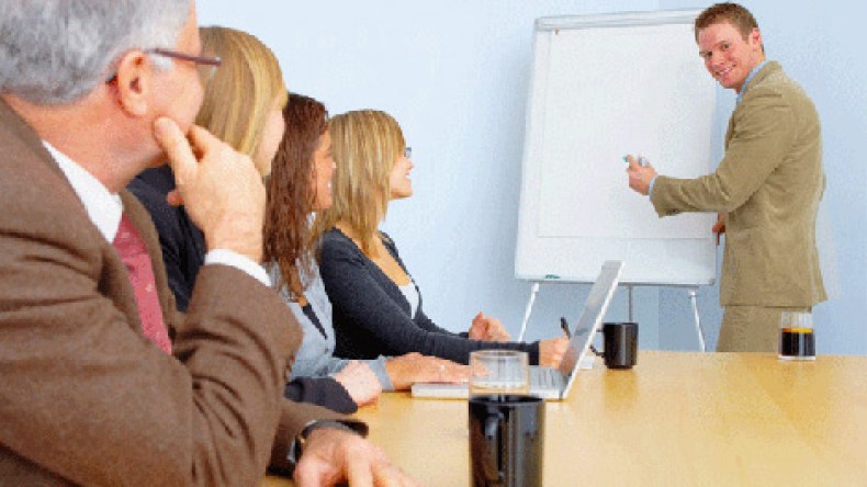 مدربون جزائريون في التنمية البشرية أستاذهم “غوغل”