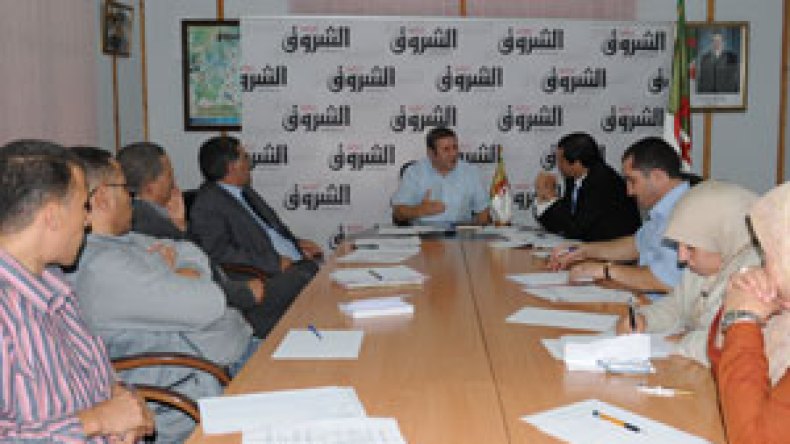 خبراء اقتصاديون يحذرون: استمرار الأزمة سيلحق أضرارا جسيمة بالاقتصاد الجزائري