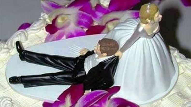 مصرية تحتفل بخلع زوجها