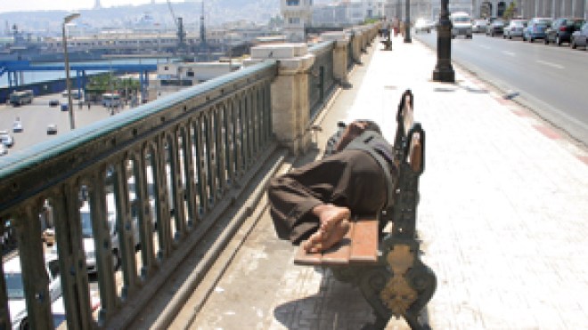 مرضى يبيتون في الشوارع بدل المستشفيات بسبب تعطل مشروع فنادق المرضى!