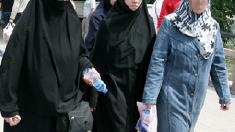 هبة تضامنية مع المحجبات ضد قرار نزع الخمار في الصور البيومترية