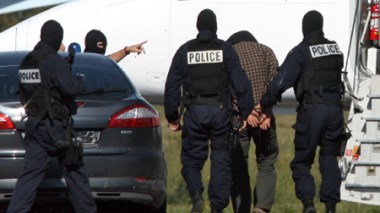 Trois Français se constituent prisonniers après la mort d'un policier belge