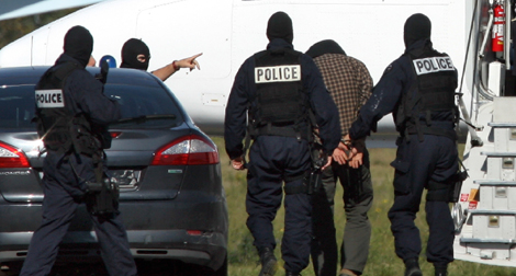 Trois Français se constituent prisonniers après la mort d'un policier belge