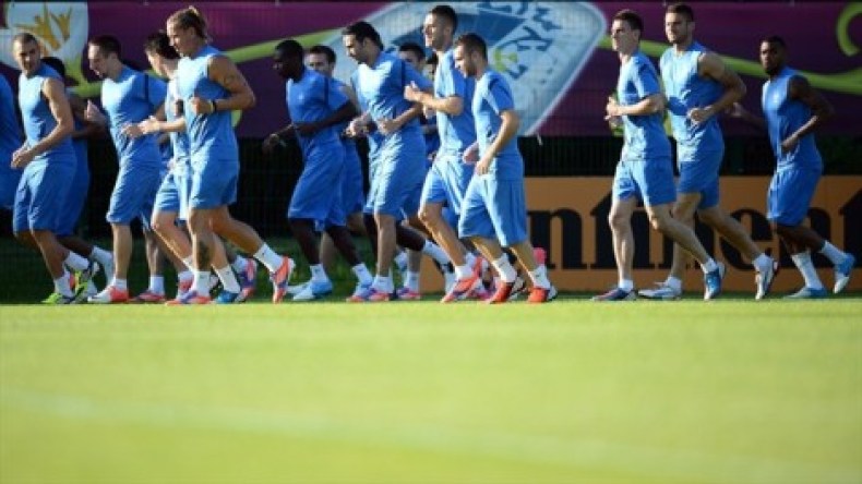 الفرنسيون ساخطون بسبب غلق الطريق وتدليل لاعبي “الديكة”