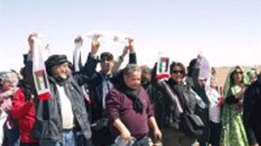 Des sympathisants français de la cause sahraouie se rassemblent devant le “mur de la honte” à Mehbès